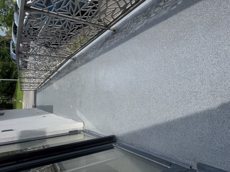 Balcon en résine quartz mouchetée avec garde-corps métallique ajouré