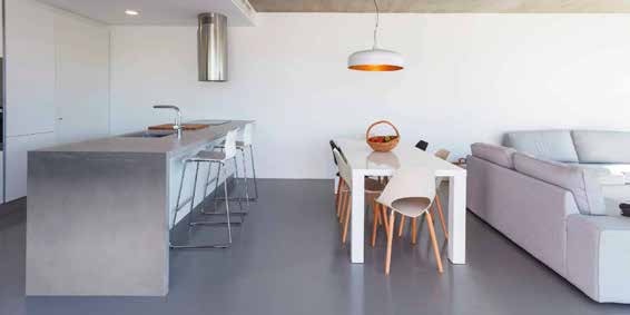 Cuisine moderne avec îlot central et sol en résine grise