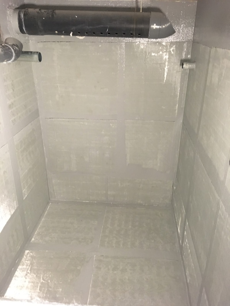 Intérieur d’une cuve béton entièrement revêtue de résine d’étanchéité gris clair