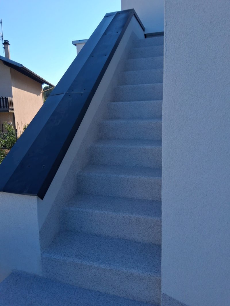 Escalier extérieur en résine quartz gris clair antidérapante