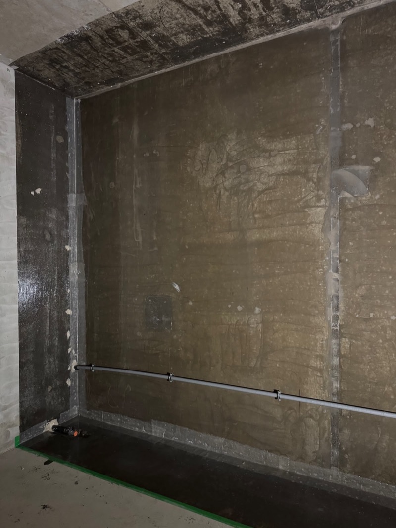 Fosse béton en cours de cuvelage, angles et pieds de parois renforcés