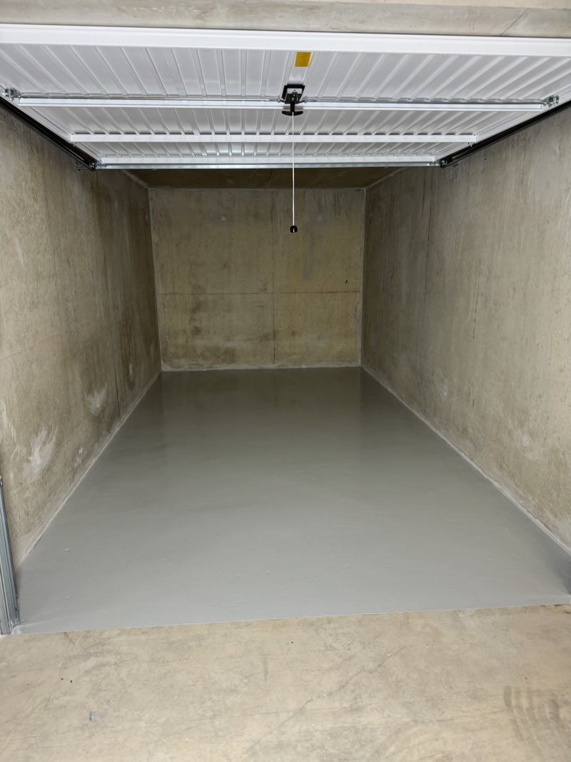 Box de garage avec sol en résine gris clair brillante